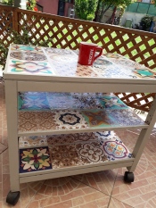 Mesa de tv antigua pintada adornada con adhesivos de mosaicos